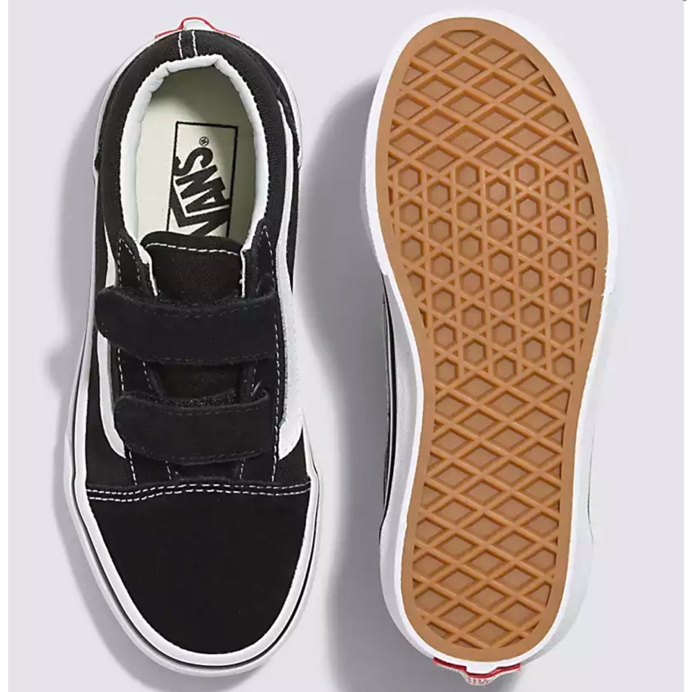 Black van’s Velcro shoes